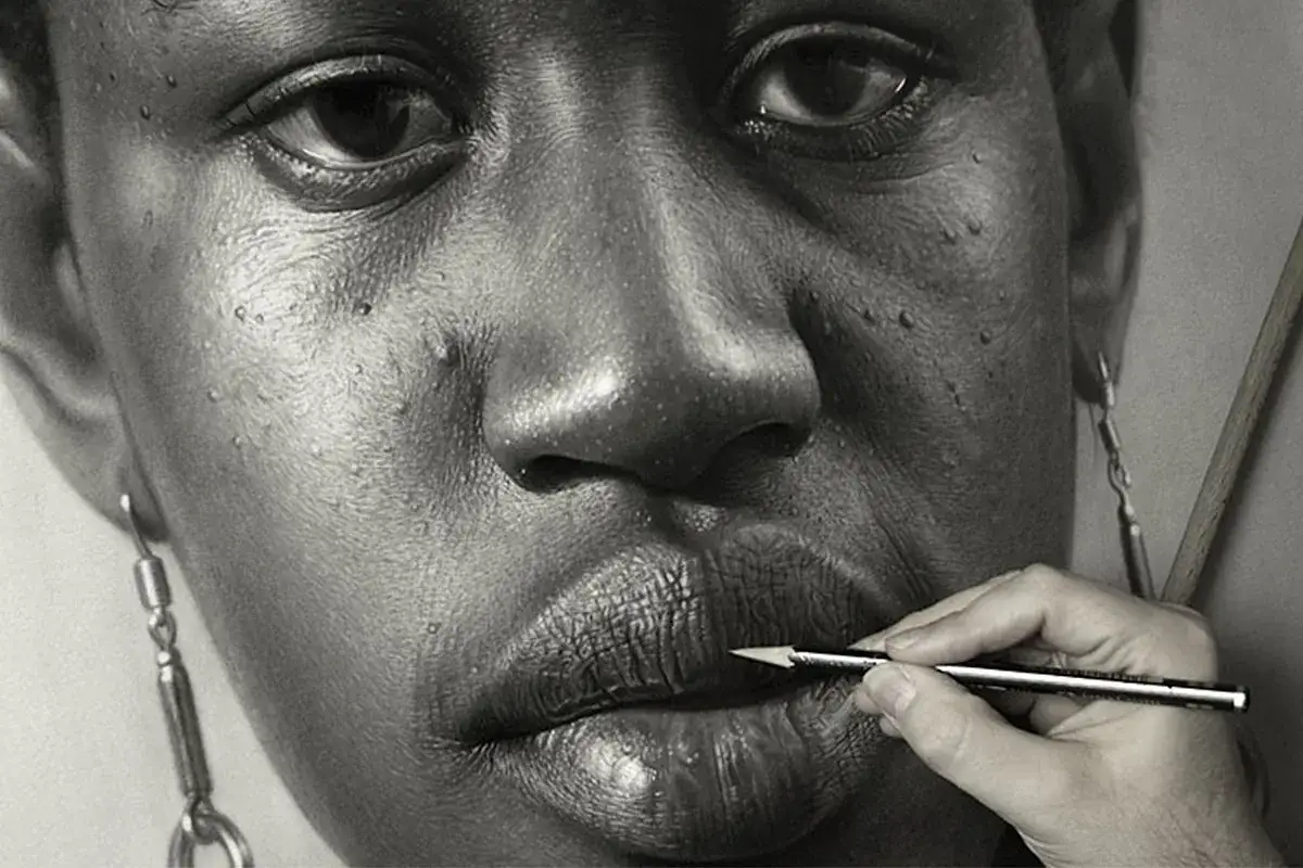 Une peinture hyperr&eacute;aliste d'un visage, avec une main tenant un crayon pour dessiner les l&egrave;vres. Les d&eacute;tails de la peau sont incroyablement r&eacute;alistes.