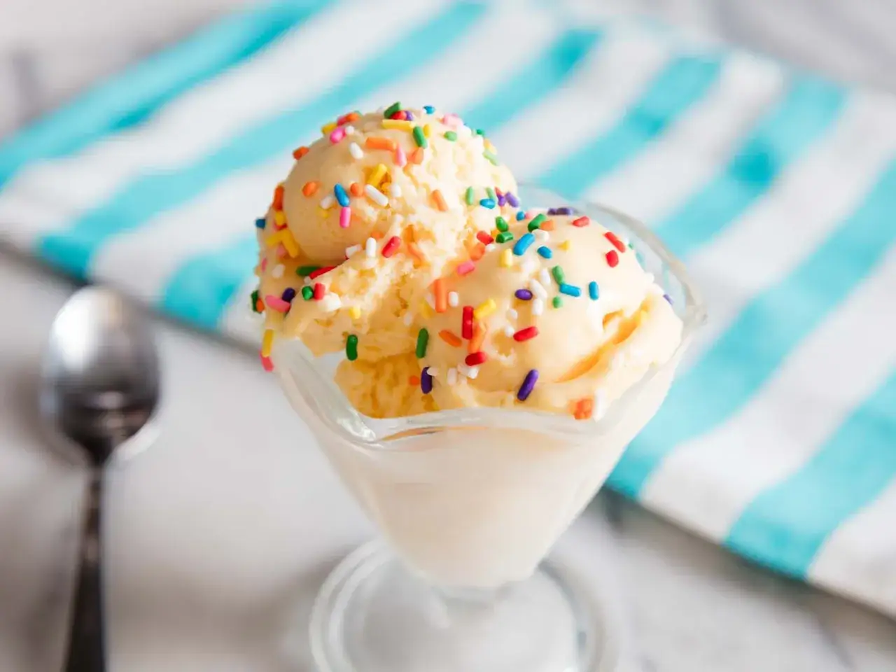 Delicioso helado casero con chispas de colores, listo para disfrutar. ¡Aprende como hacer helado casero y sorprende a todos!