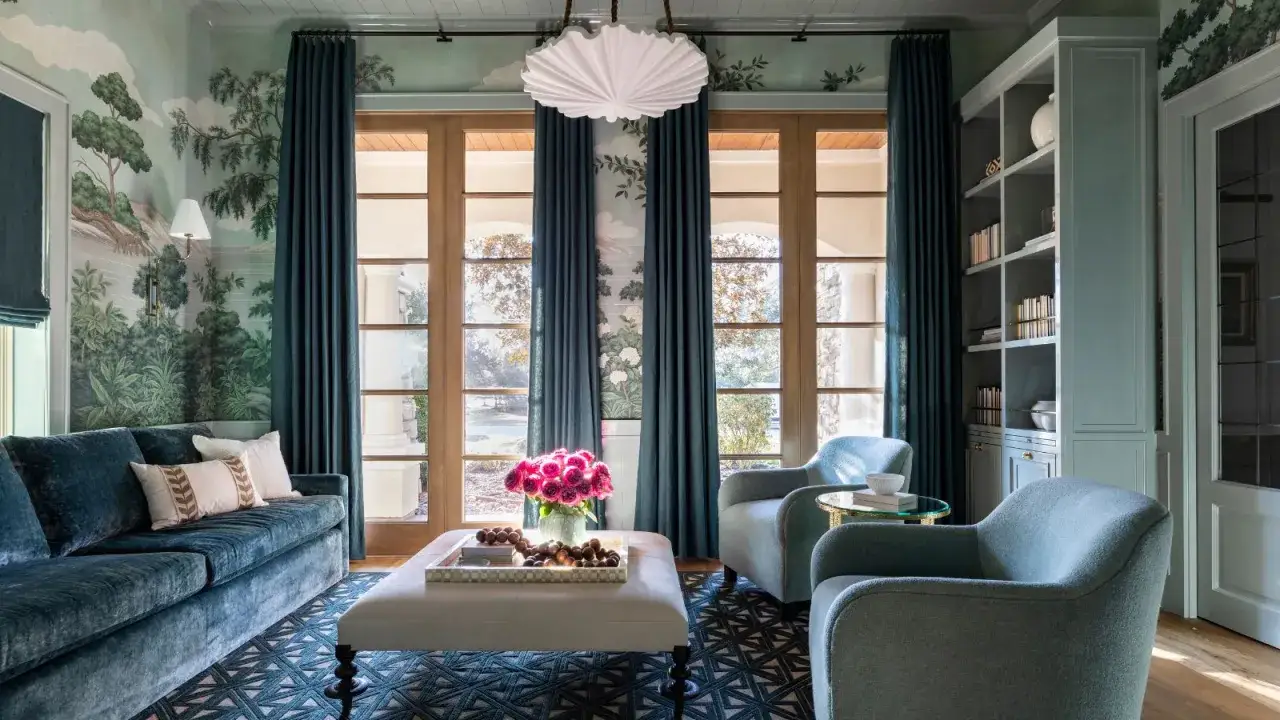 Dunkelblaue Gardinen formen einen eleganten Rahmen f&uuml;r die Fenster und erg&auml;nzen die &uuml;ppige Wandmalerei.