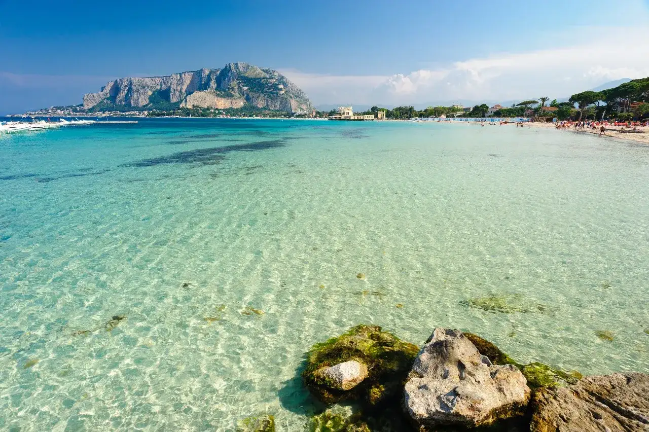 Acque cristalline del mare di Palermo, con la costa e il Monte Pellegrino sullo sfondo.