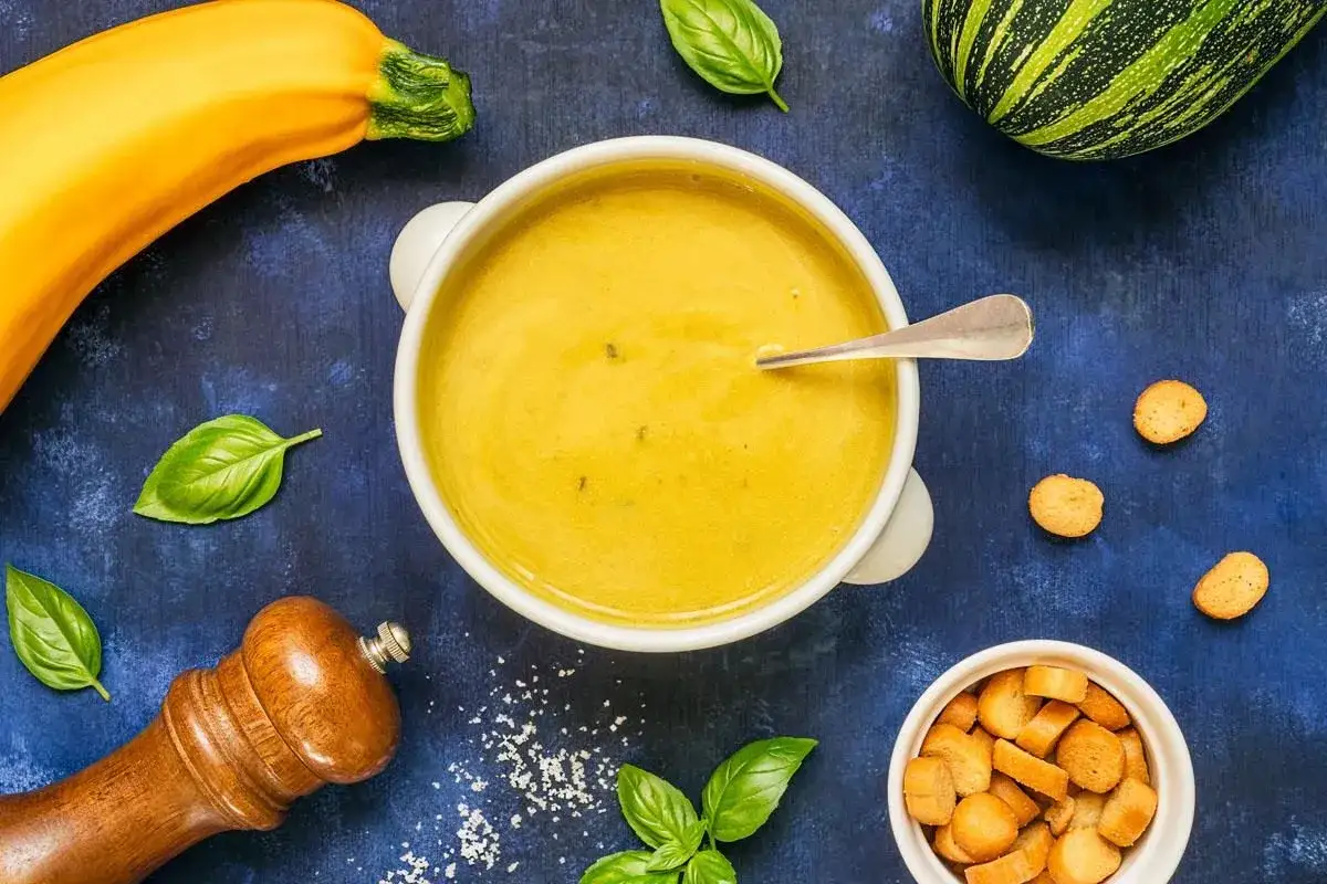 Zupa krem z cukinii z grzankami. Po gastroskopii można jeść lekkie posiłki, jak ten.