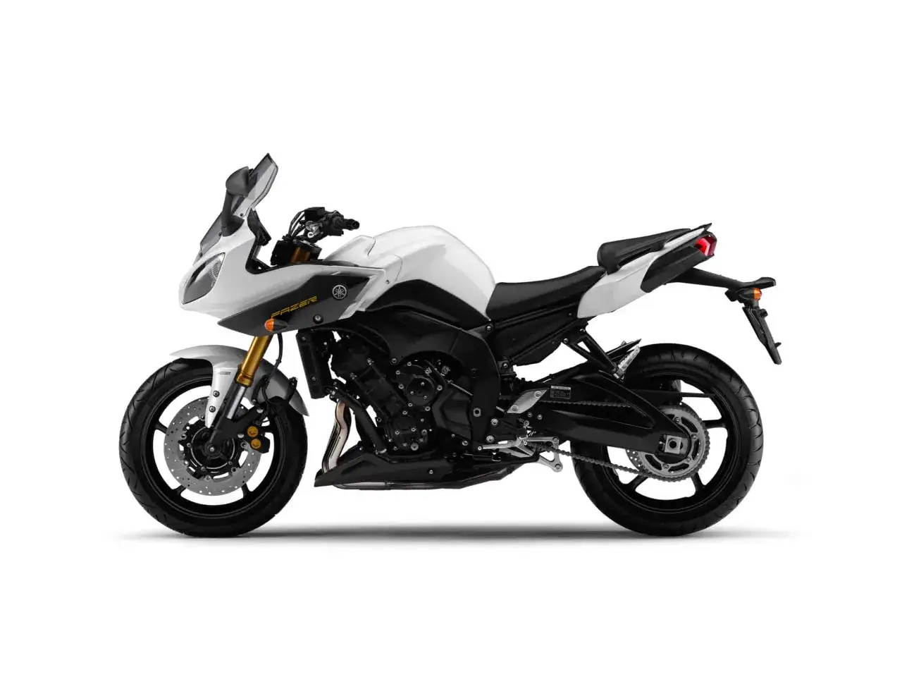 Biały motocykl Yamaha FZ8 z czarnymi akcentami, gotowy do jazdy po krętych drogach.