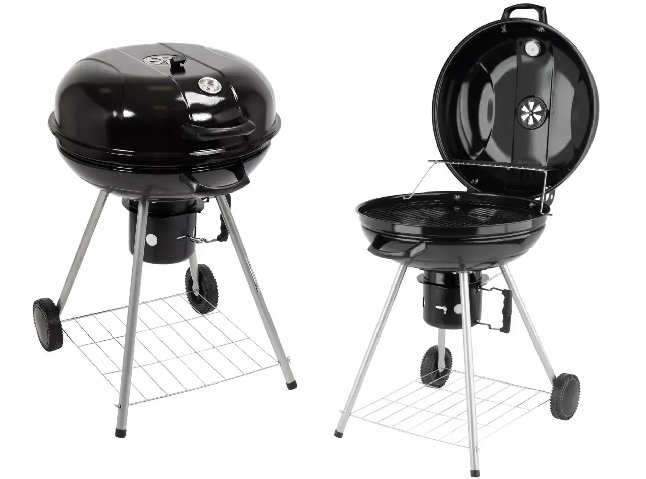 Duży okrągły grill węglowy z pokrywą na tarasie
