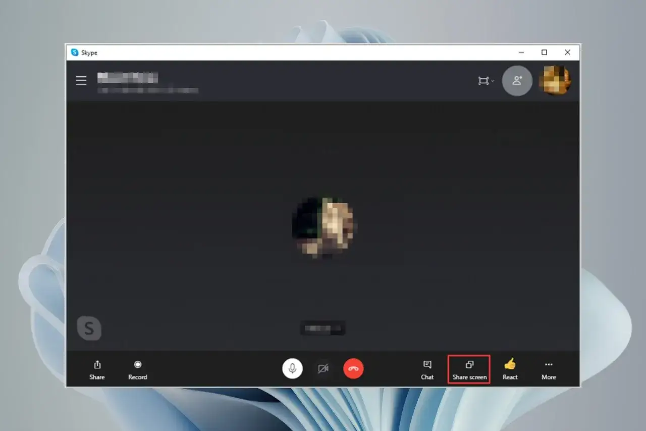 Interfejs Skype z aktywną opcją udostępnianie ekranu.