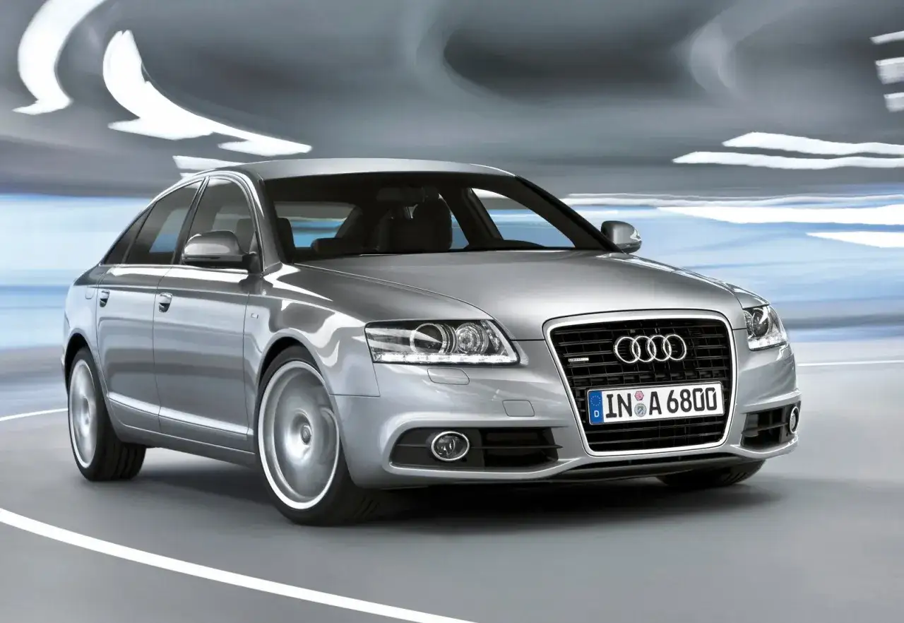 Silberner Audi A6 Limousine 2005 f&auml;hrt durch eine beleuchtete R&ouml;hre, die R&auml;der drehen sich schnell.