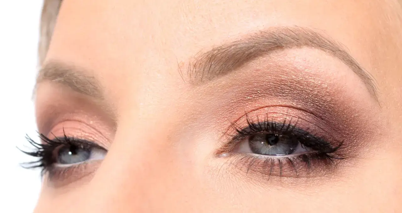 Vacker &ouml;gonmakeup i latte makeup-stil med varma bruna och rosa toner, dramatisk eyeliner och volumin&ouml;sa fransar.