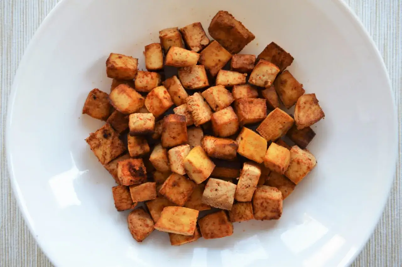 Chrupiące kostki tofu, idealne do sałatki lub jako samodzielna przekąska. Prosty przepis na tofu, który pokochasz!