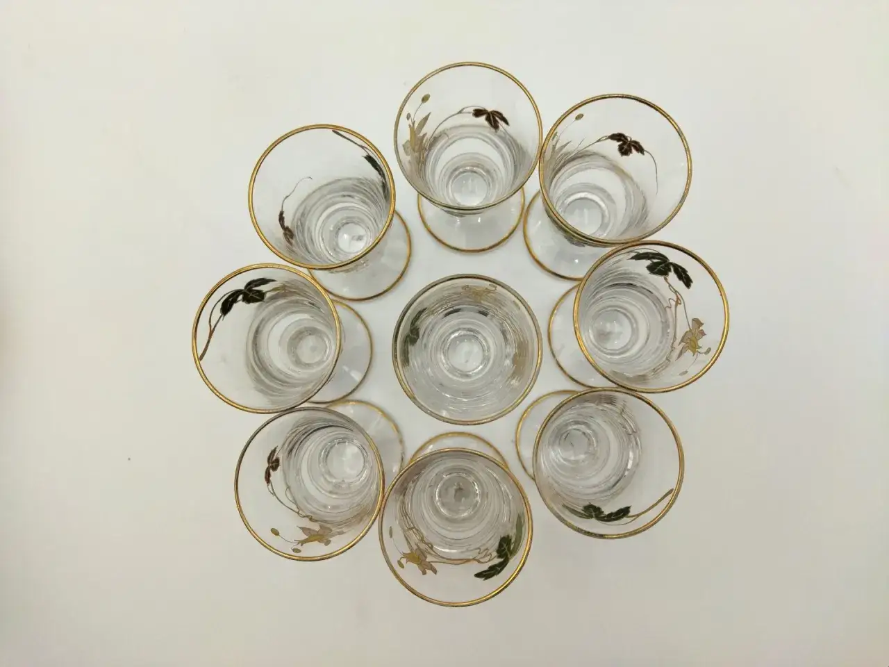 Neuf verres &agrave; pied en cristal, bord&eacute;s d'or, orn&eacute;s d'un d&eacute;licat vitrail fleur.