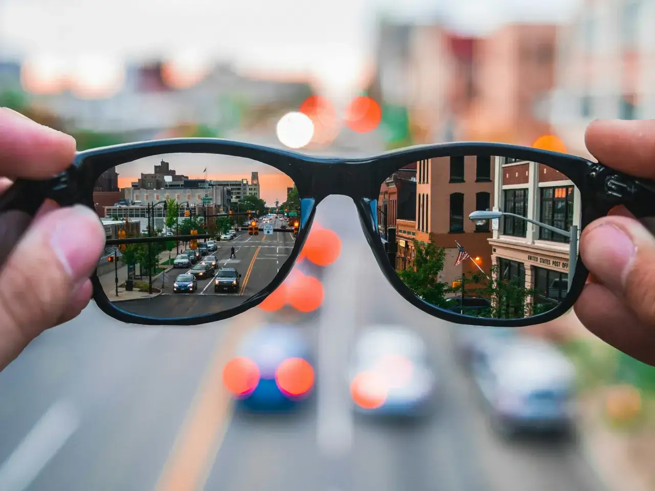 Brille schärft den Blick auf die Straße. Ohne sie droht eine Strafe beim Fahren.