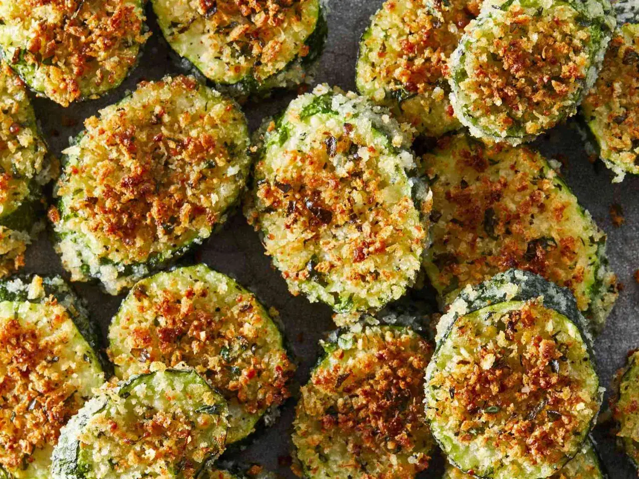 Krispiga skivor av pankopanerad zucchini, gyllene och inbjudande. Perfekt som tillbehör eller snacks.