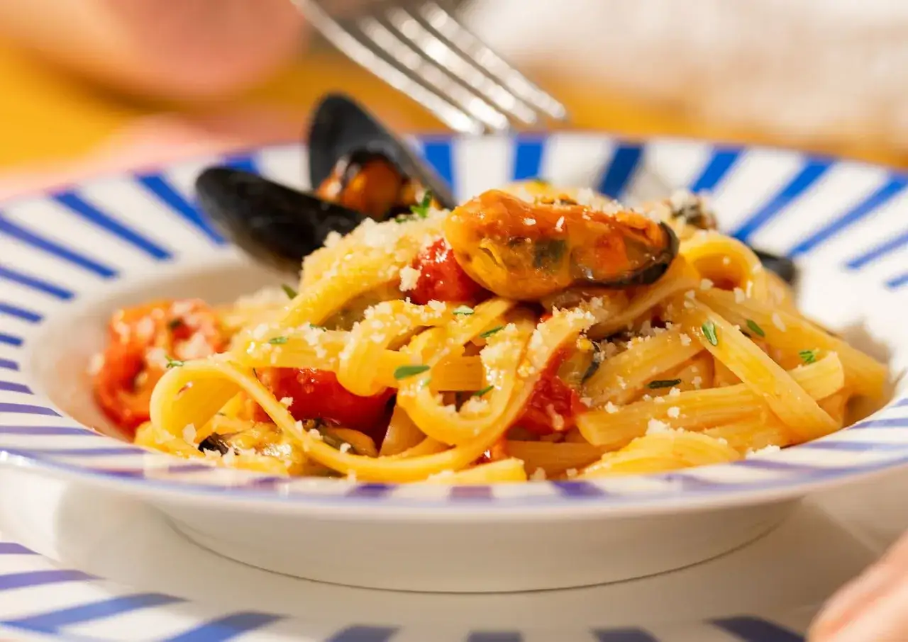 Scialatielli con cozze, pomodorini e una spolverata di pecorino grattugiato, un piatto di mare e terra.