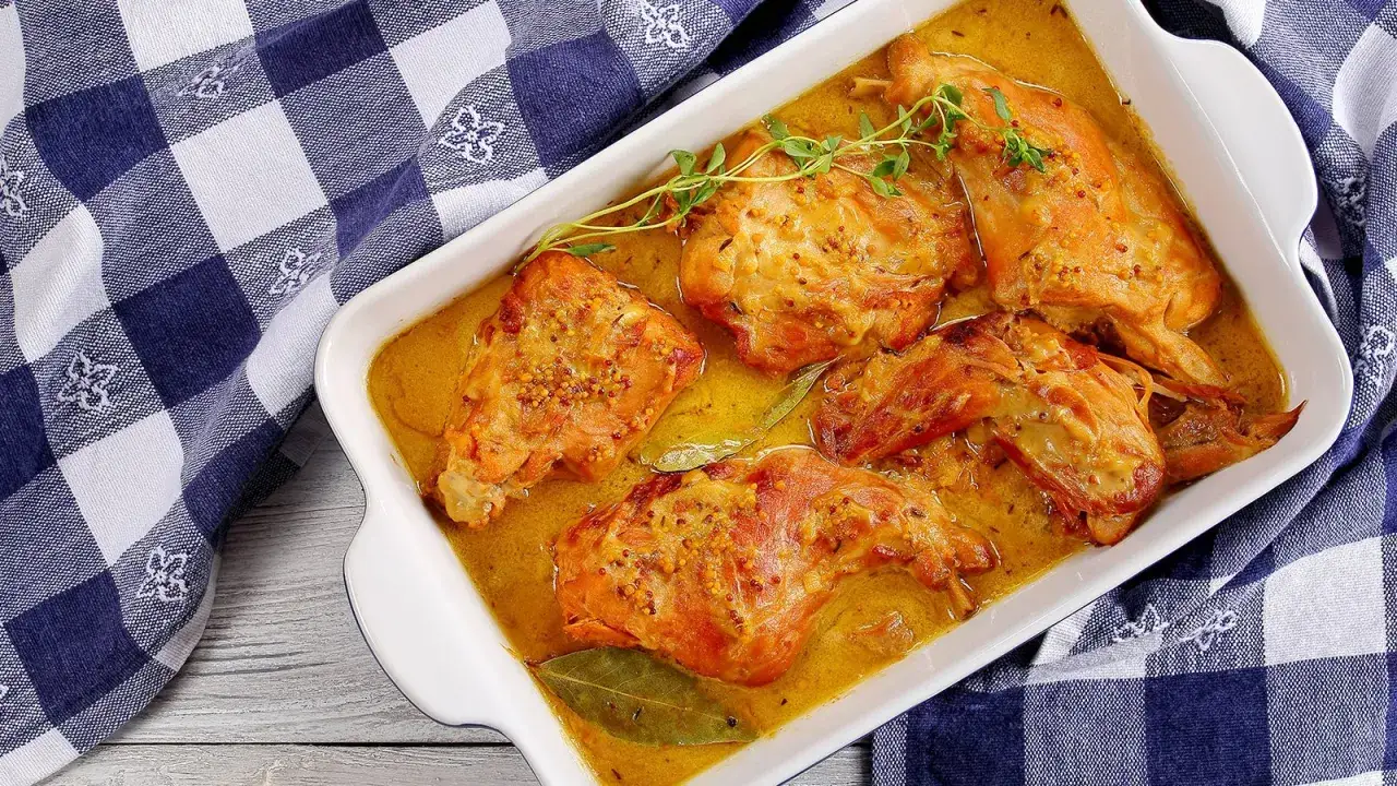 Saftiges Kaninchen in einer cremigen Senfsauce, garniert mit Thymian. Ein k&ouml;stliches stallhase rezept f&uuml;r Genie&szlig;er.