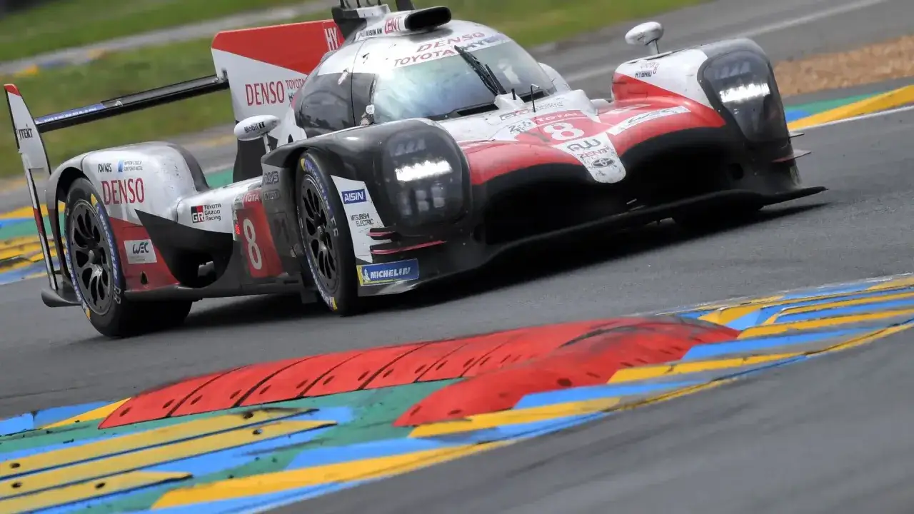 El coche de Alonso en Le Mans, un Toyota Gazoo Racing h&iacute;brido, acelera en la pista.