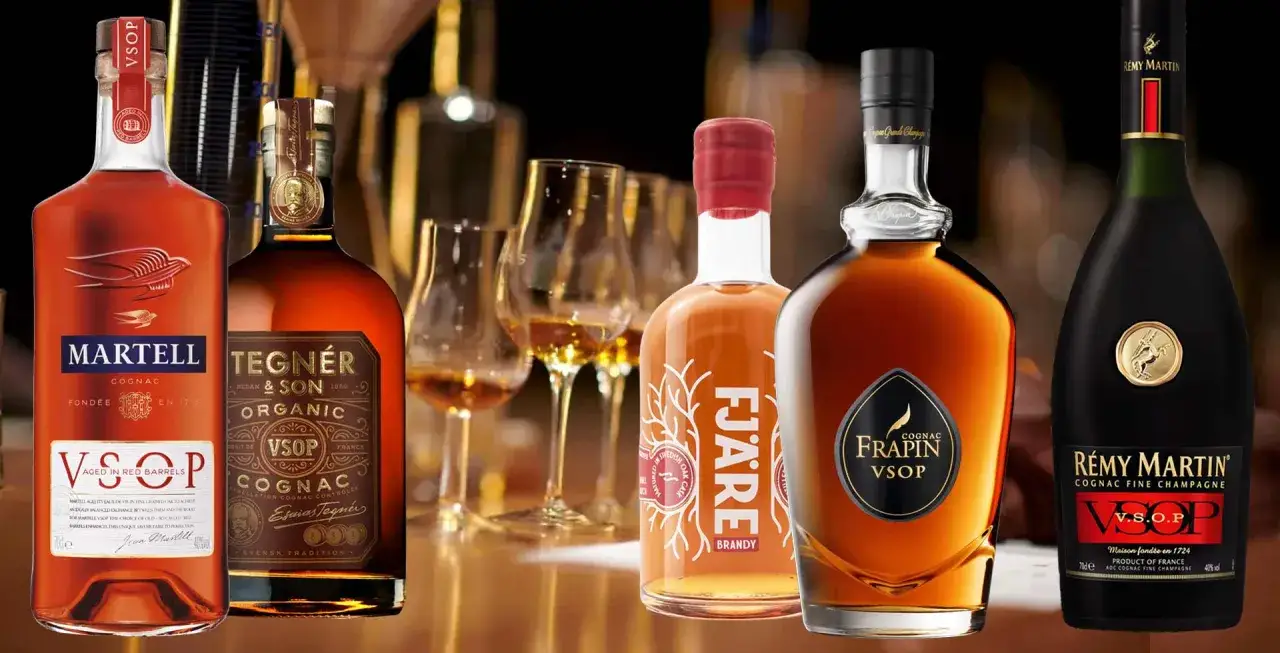 Flera flaskor cognac, inklusive Martell, Tegn&eacute;r & Son och R&eacute;my Martin, visas. VSOP betyder 
