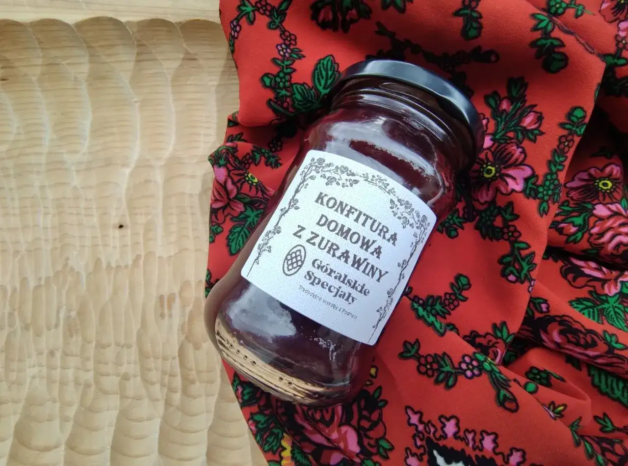 Słoik domowej konfitury z żurawiny, góralskie specjały. Przepis na tę pyszność jest pilnie strzeżony.