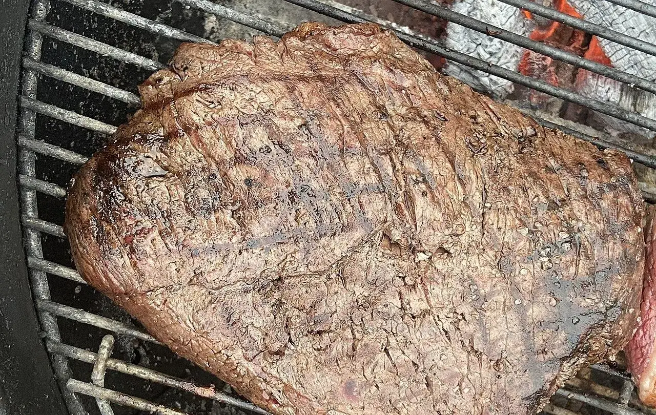 Une succulente picanha grillée, saisie à la perfection sur le gril, avec des marques de cuisson appétissantes.