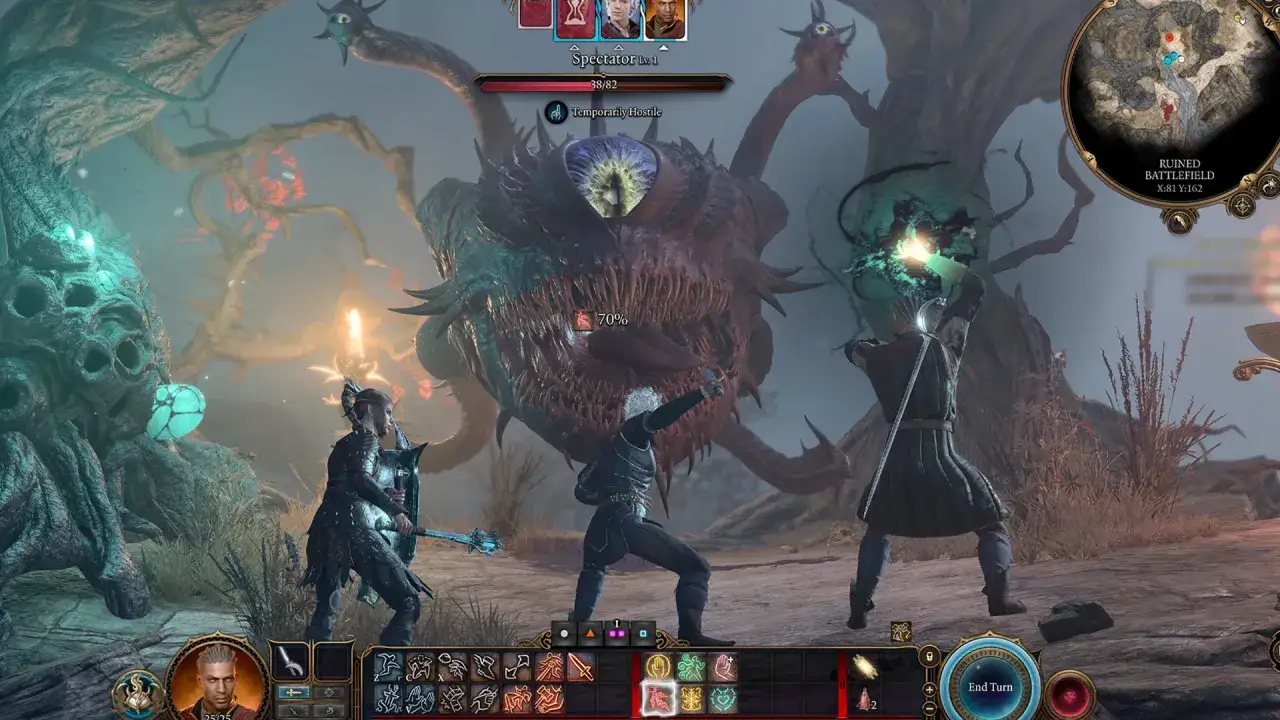 Trzech bohaterów walczy z potworem w grze Baldur's Gate III. Jeden z nich rzuca zaklęcie, drugi przygotowuje atak, a trzeci osłania się tarczą.