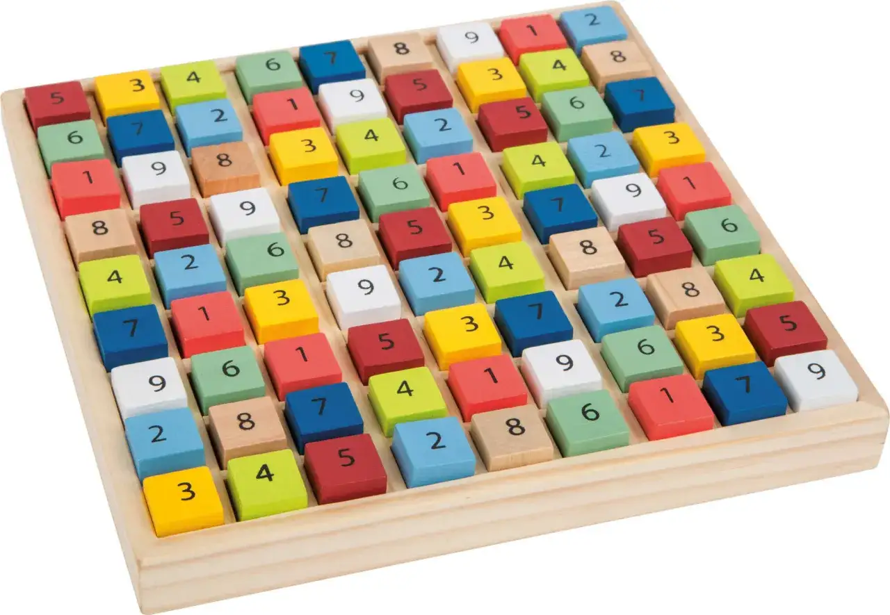 Kolorowe klocki sudoku w drewnianej ramce. Każdy klocek ma cyfrę od 1 do 9.