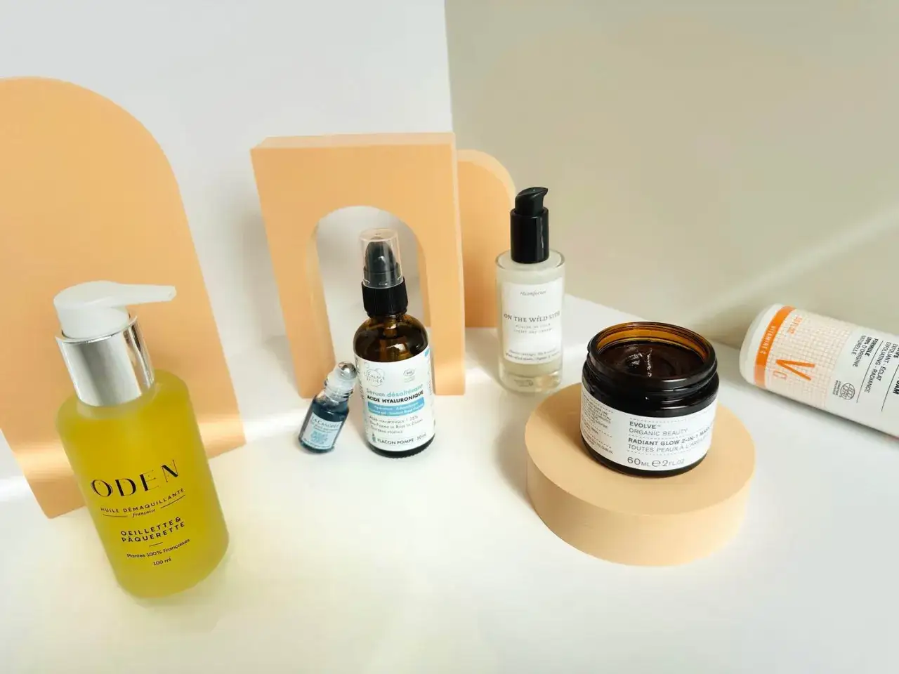 Routine peau mixte : huile d&eacute;maquillante, s&eacute;rum hydratant, cr&egrave;me de jour et masque exfoliant.