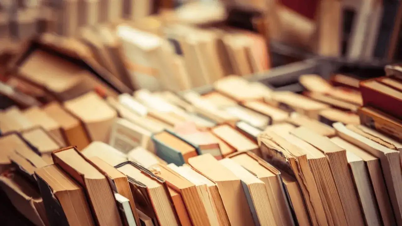 Stos książek, które mogą inspirować, czy audiobooki zmieniają sposób, w jaki odbieramy świat przedstawiony?