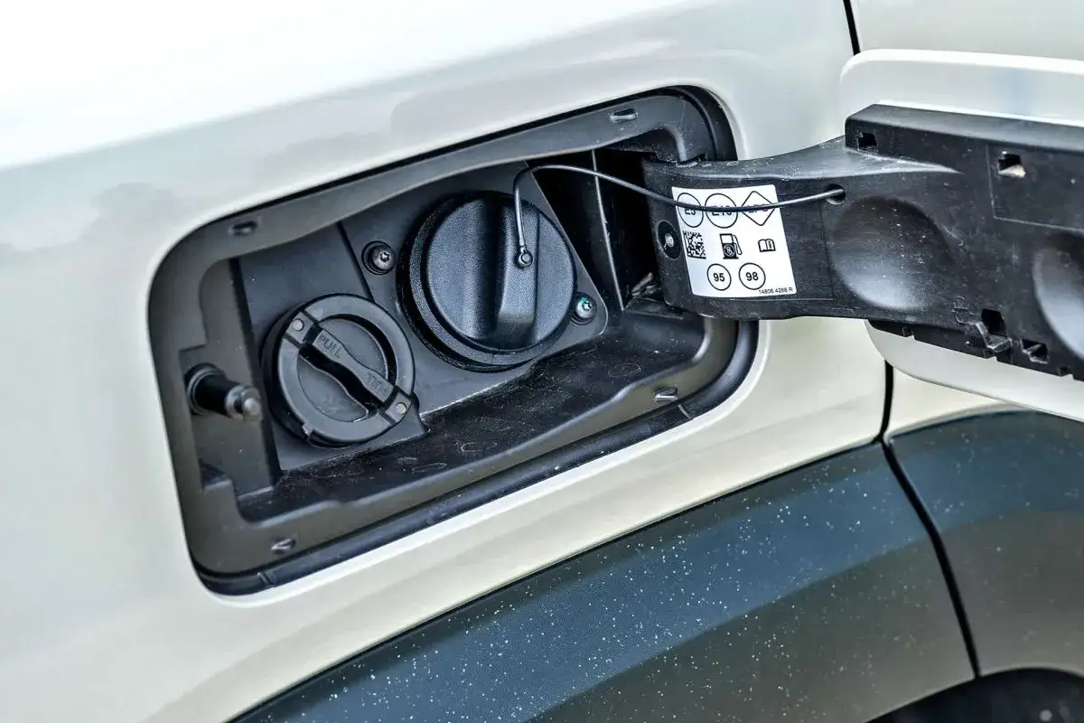 Dacia Duster III 2024 wnętrze zbiornika paliwa