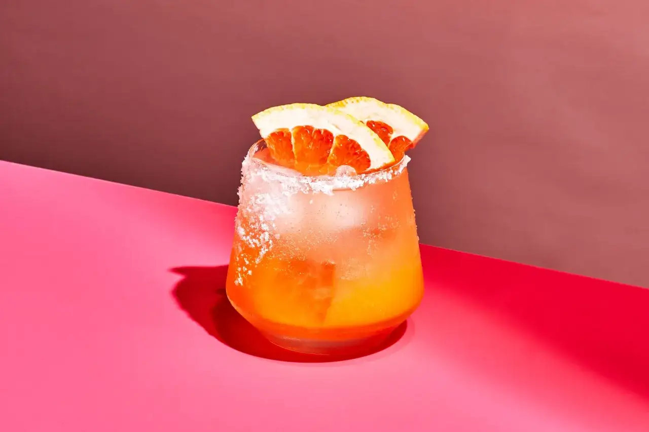 Orzeźwiający drink z tequilą, grejpfrutem i solą na brzegu kieliszka. Idealny na letnie wieczory, przypomina Tequila Sunrise a Paloma.