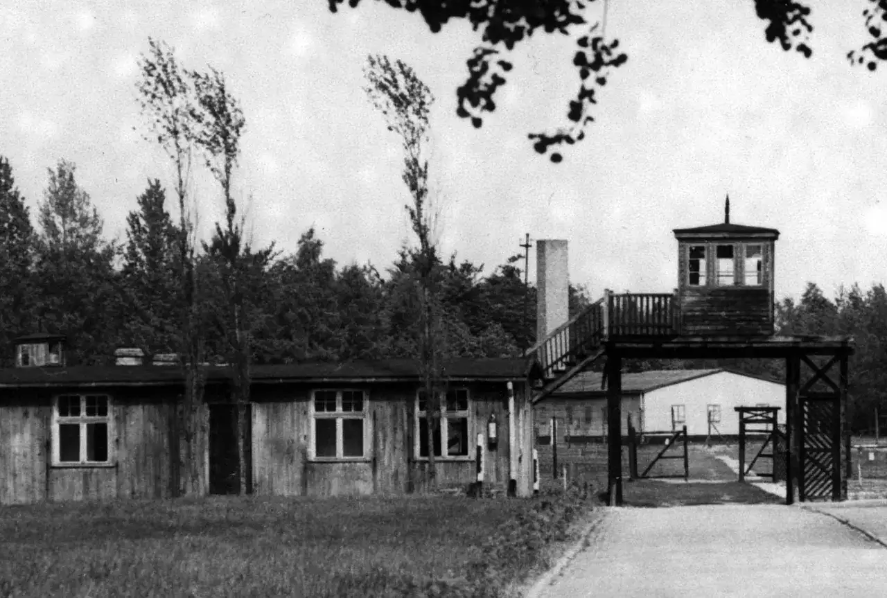 Budynki obozu koncentracyjnego Stutthof, z wieżą strażniczą i bramą. Miejsce pamięci i muzeum.