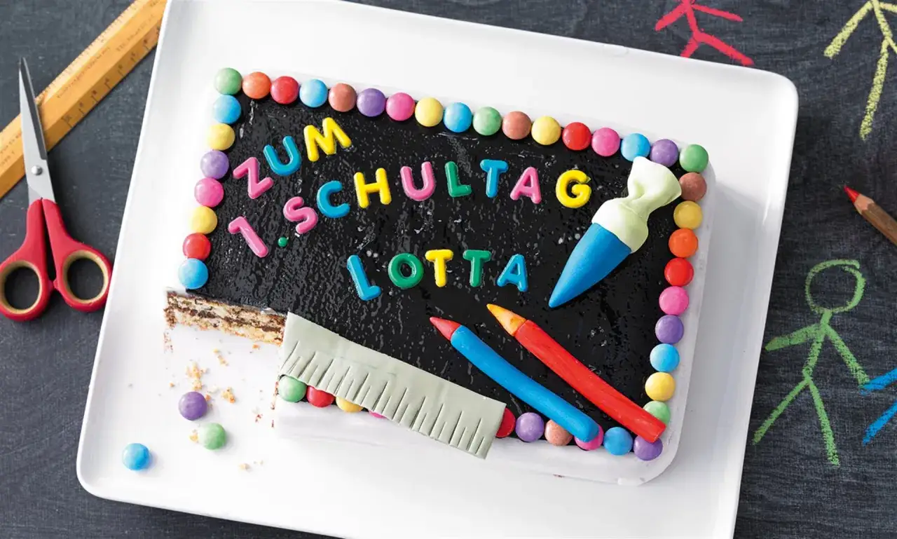 Bunter Kuchen zur Einschulung f&uuml;r Lotta, dekoriert wie eine Tafel mit Buchstaben, Stiften und Smarties.