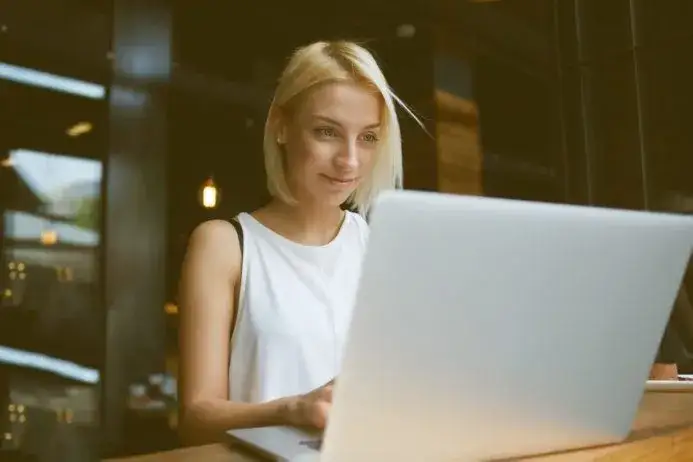 osoba używająca laptopa z testem psychologicznym online