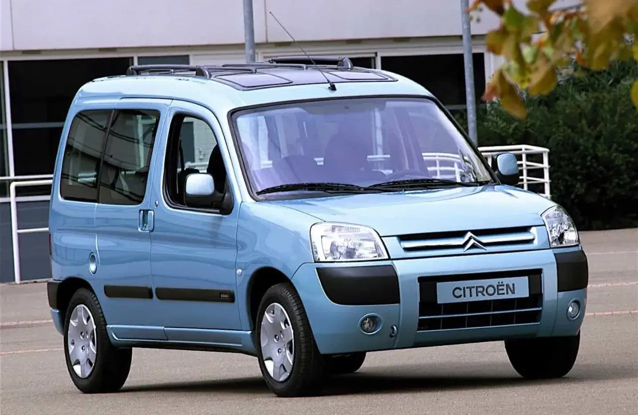 Jasnoniebieski Citro&euml;n Berlingo, idealny jako jaki bus do 10 tys. z przestronnym wnętrzem i relingami dachowymi.