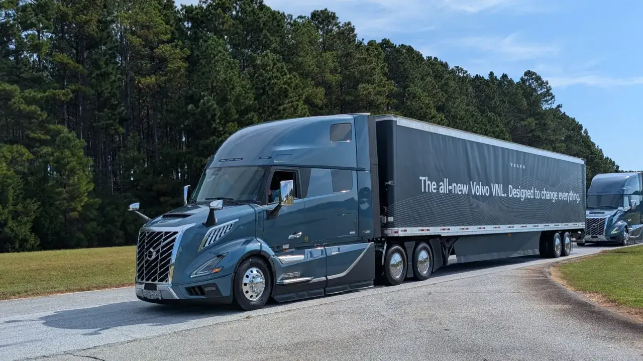 Un camion Volvo VNL, un 
