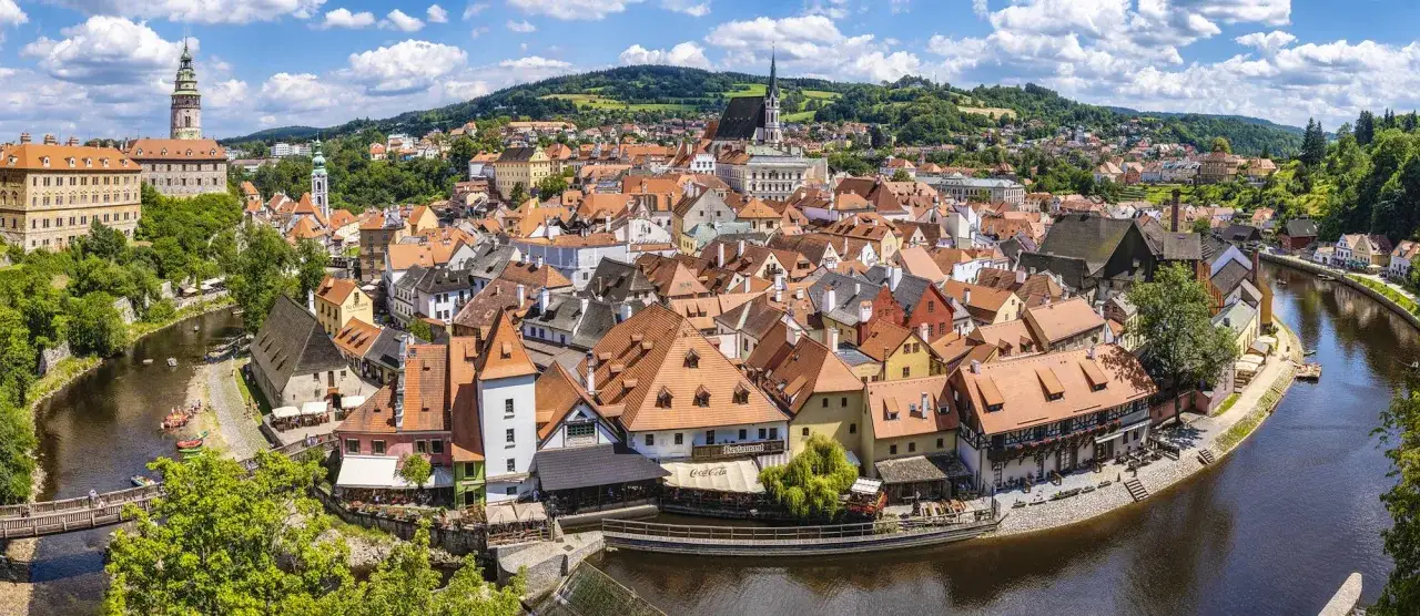 Malerische Altstadt von Česk&yacute; Krumlov in S&uuml;db&ouml;hmen, mit Burg und Fluss Vltava.