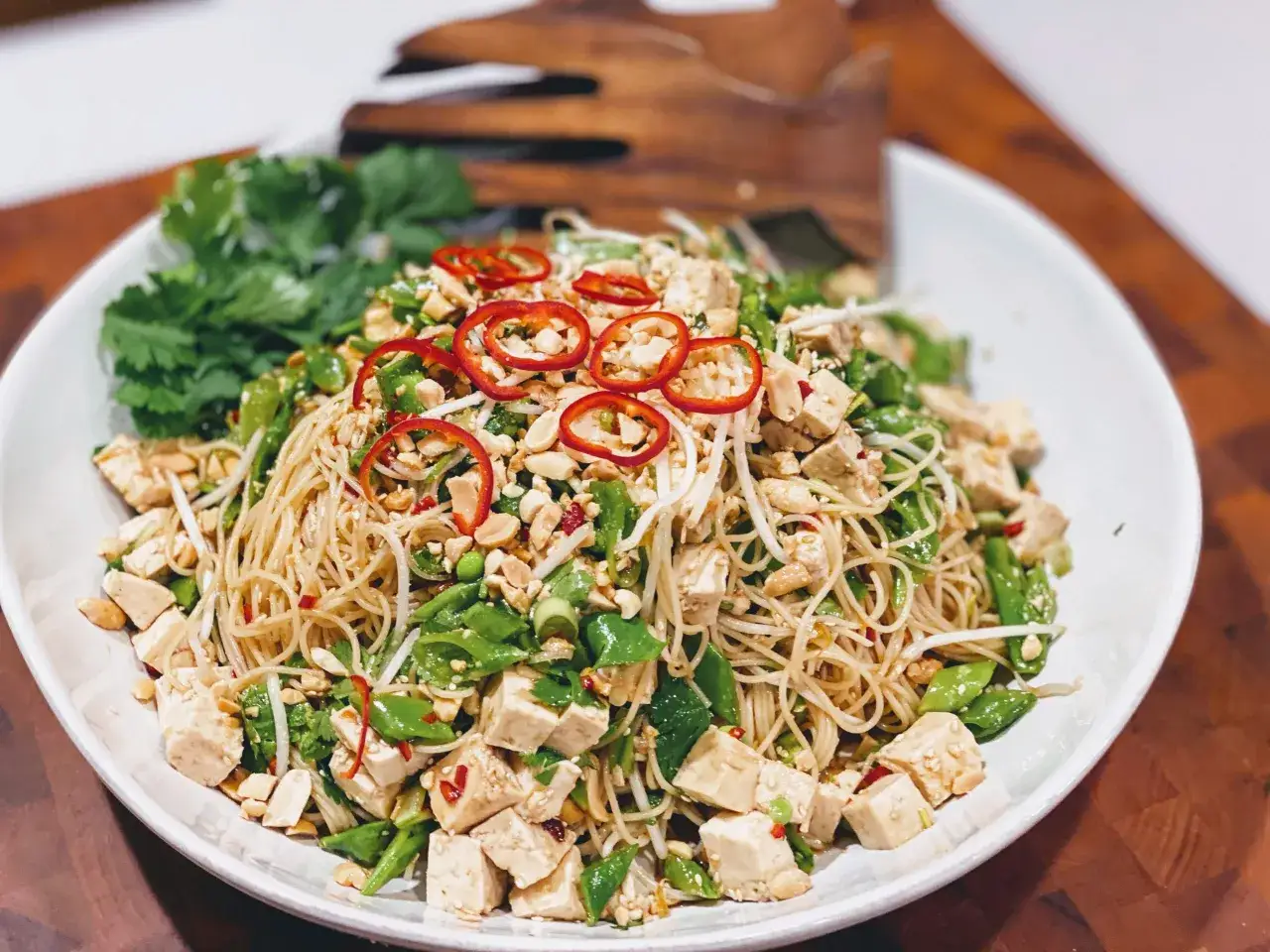 sesamdressing med nudlar, sallad och tofu