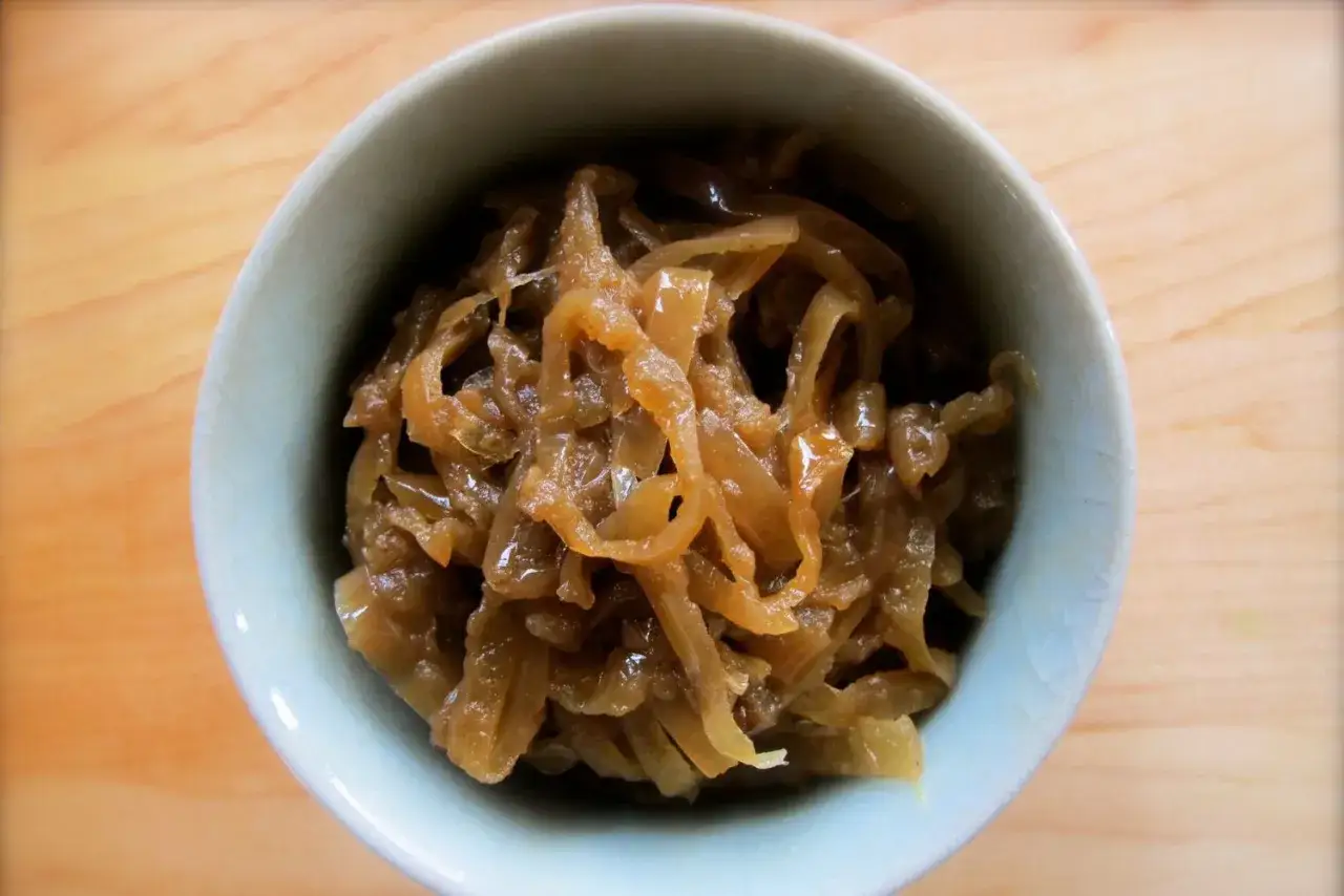 Un bol de oignon caramélisé, parfait pour une recette savoureuse.