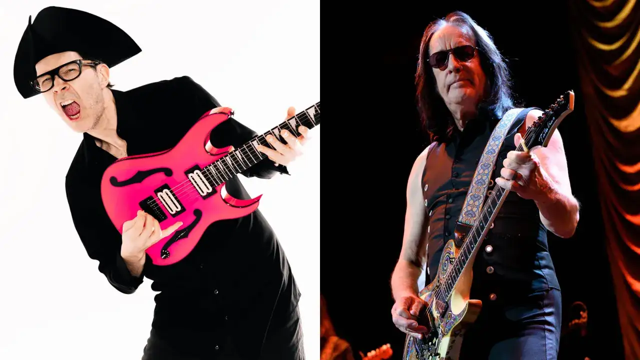 Kee Marcello, guitariste rock, joue une guitare rose vif, tandis qu'un autre guitariste, Terry Bozzio, est sur scène.