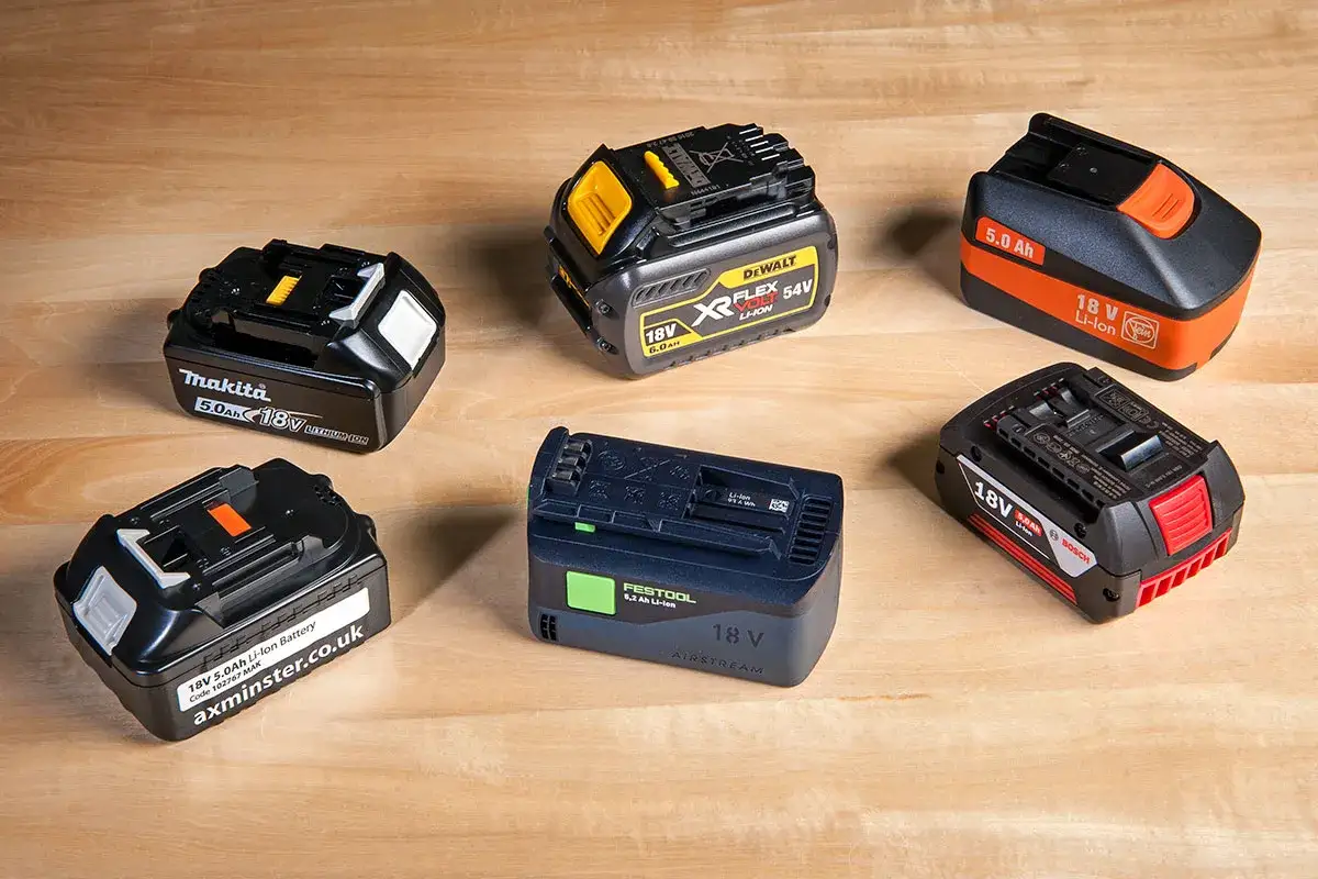 Six batteries de visseuse 18V de marques différentes (Makita, DeWalt, Festool, Bosch, etc.). Le 