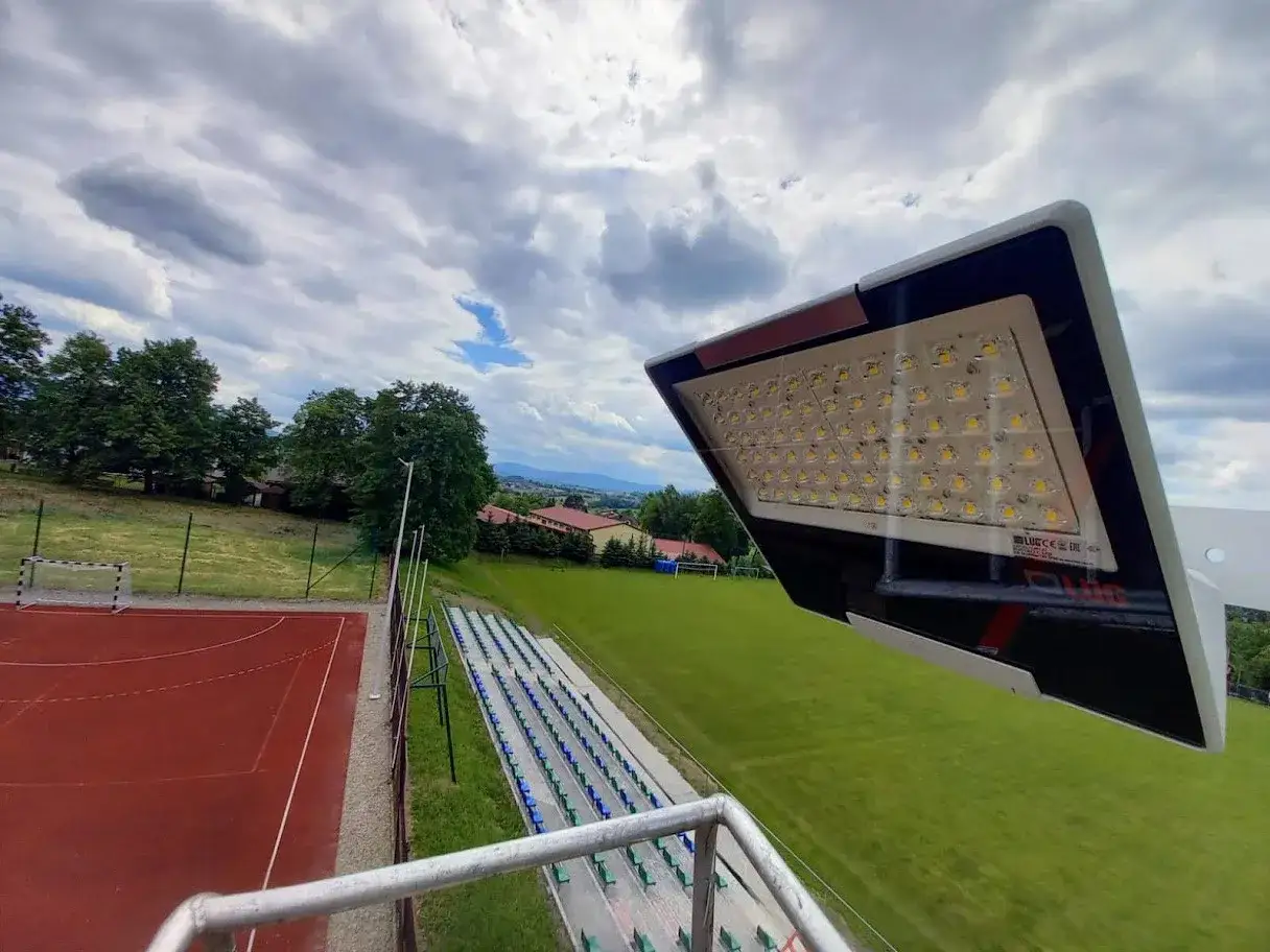 Nowoczesne oświetlenie stadionu, dostarczone przez hurtownię elektryczną ELTO, gotowe do rozświetlenia boiska.
