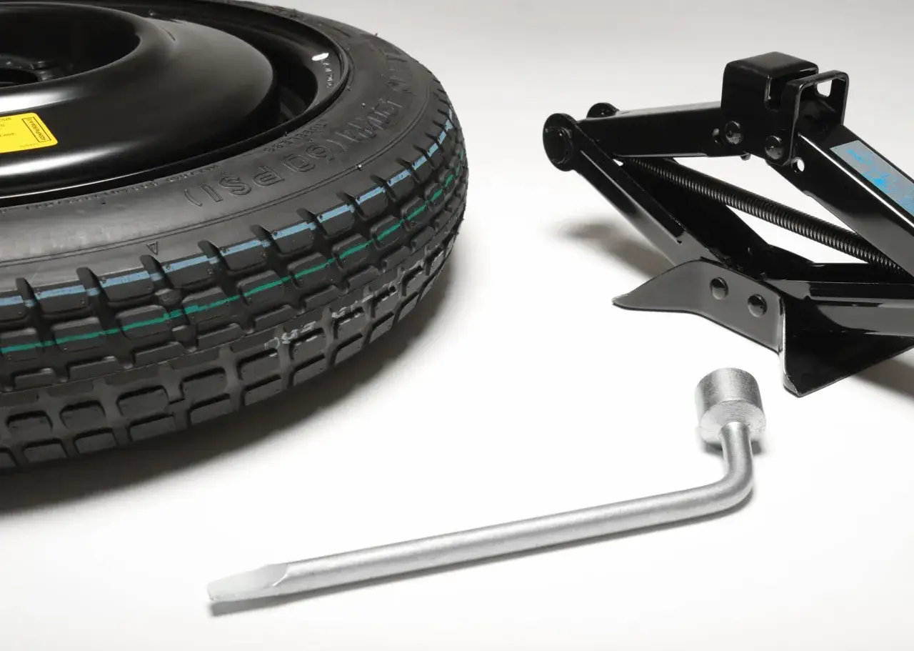 Kit pour changer un pneu : roue de secours, cric et cl&eacute; en L. Pr&ecirc;t pour toute urgence !