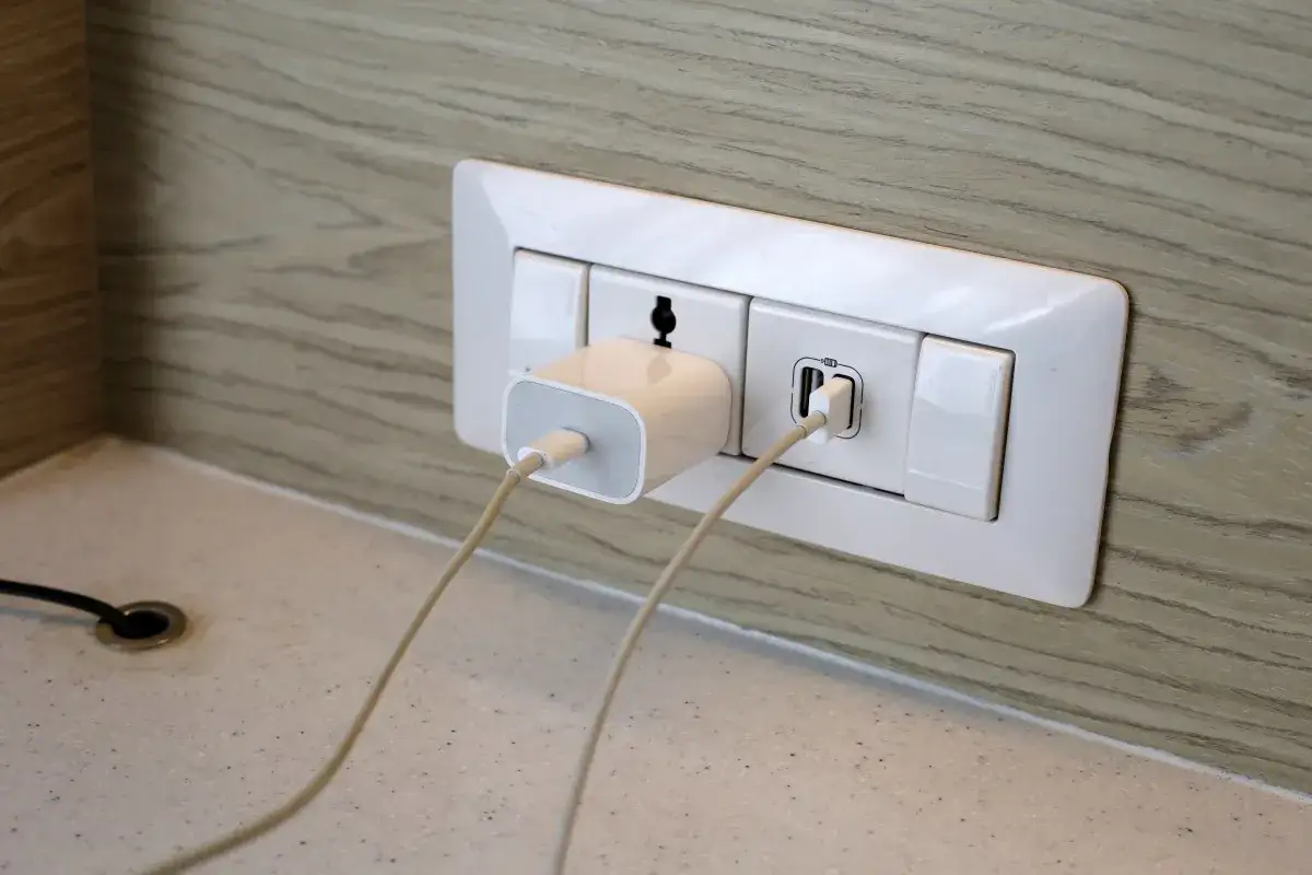 Nowoczesne gniazdka w Norwegii z portami USB. Ładowanie telefonu i tabletu jednocześnie.
