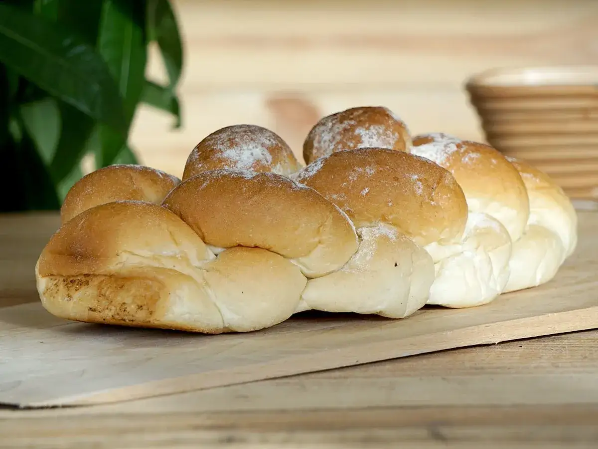 Złocista chałka, lekko oprószona cukrem pudrem, kusi swoim wyglądem. Idealna na śniadanie, choć warto pamiętać o jej chałka kcal.