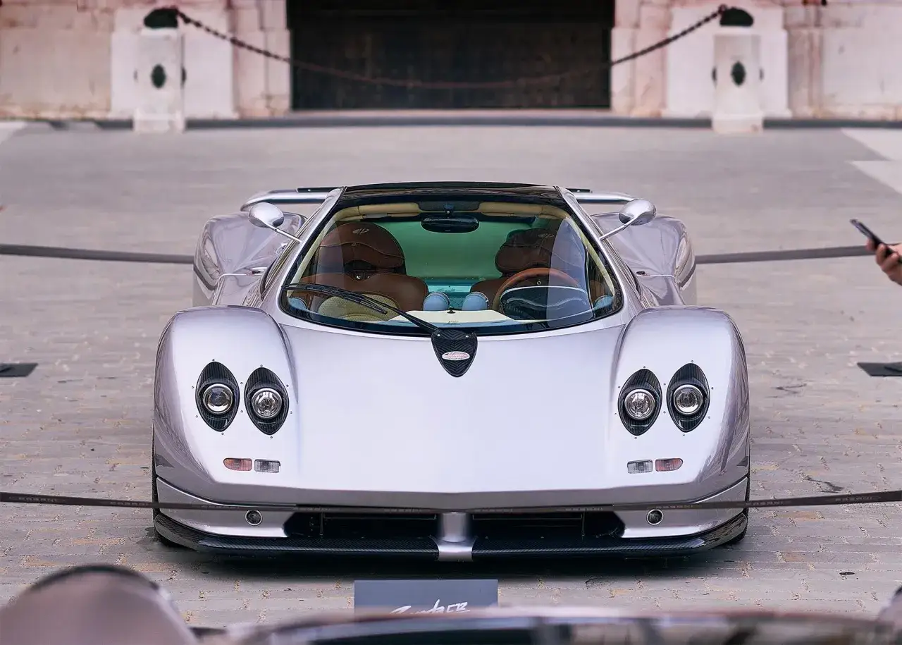 Silberner Pagani Zonda C12 mit braunen Ledersitzen, bereit f&uuml;r eine Fahrt.