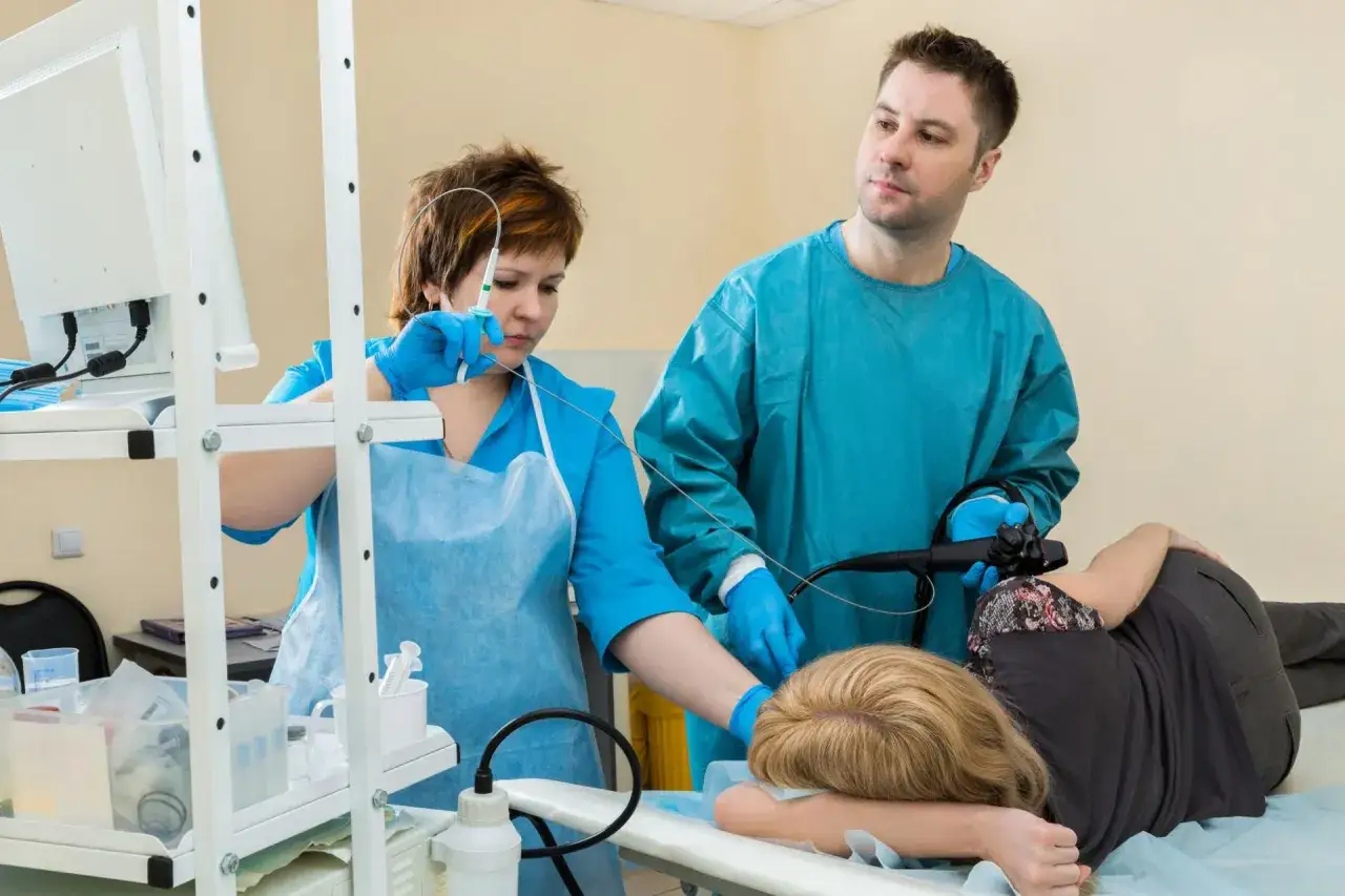 Lekarze wykonują gastroskopię, badanie kluczowe w diagnostyce raka żołądka i jego objawów.