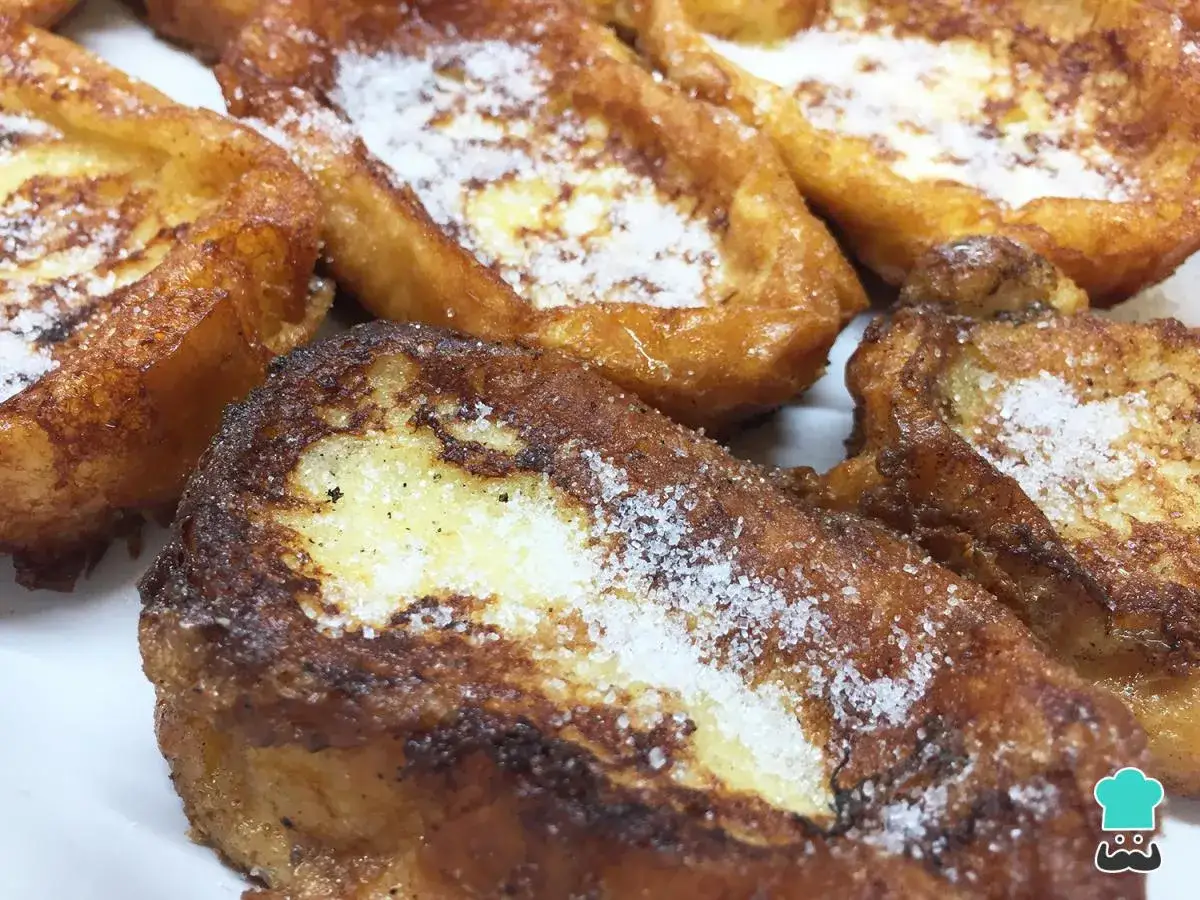 Torrijas de leche y canela, doradas y espolvoreadas con az&uacute;car. &iexcl;Perfectas para un postre casero!