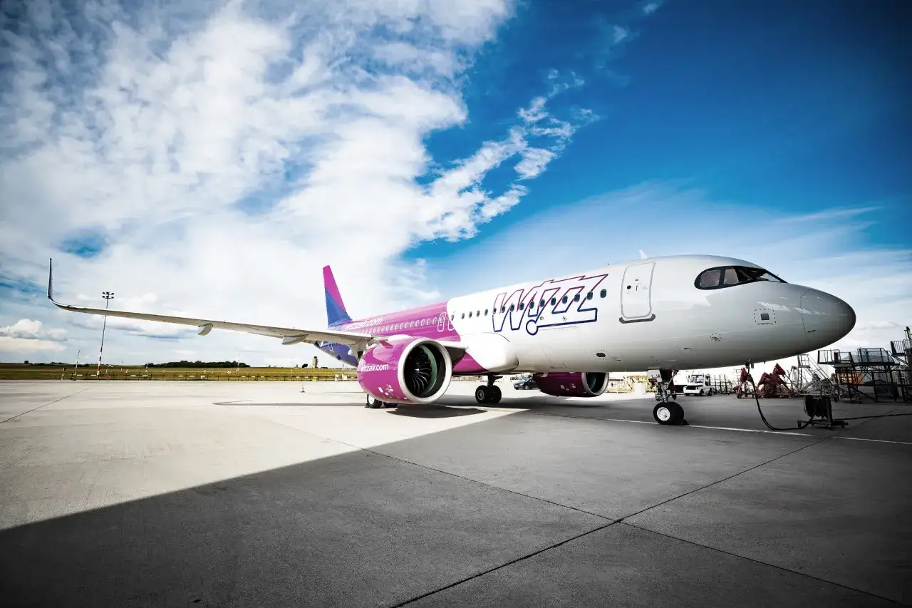 Samolot Wizz Air na płycie lotniska. Zastanawiasz się, ile się leci na Zanzibar z Katowic?
