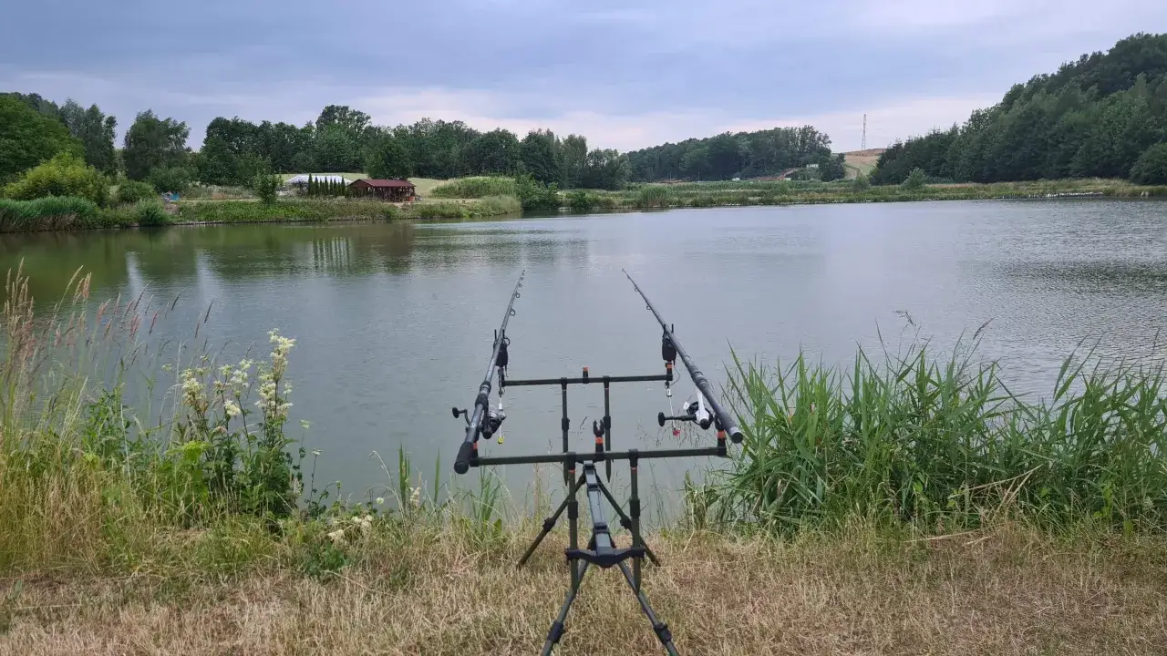Wędkowanie nad jeziorem przy zajazd u Jana w Nowej Wsi Złotoryjskiej. Dwa wędki na rod podzie czekają na branie.