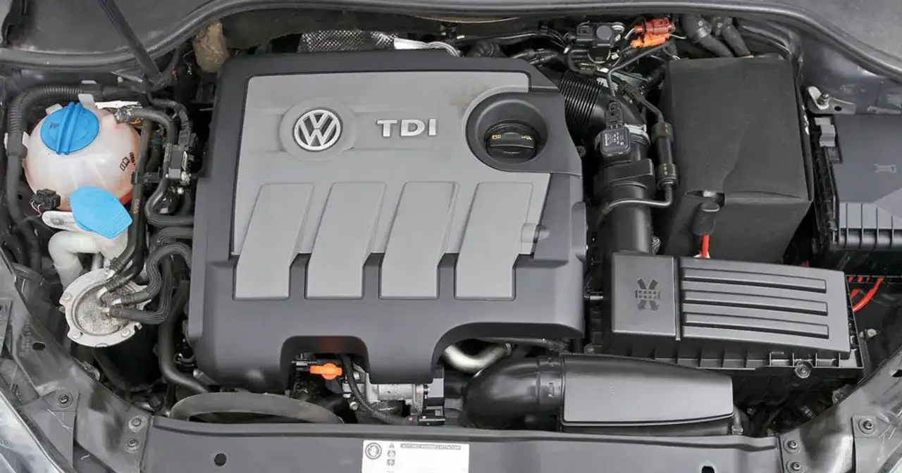 Silnik 1.6 TDI Volkswagena z widocznym logo TDI i zbiorniczkiem płynu chłodniczego.
