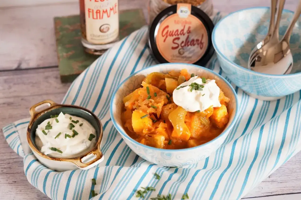 Herzhaftes One-Pot-Gericht mit Kartoffeln, Gem&uuml;se und einem Klecks Sour Cream. Perfekt f&uuml;r kalte Tage!