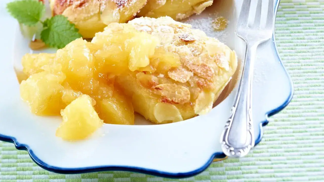 Quarkkeulchen ohne Kartoffeln, goldbraun gebacken, mit Apfelmus und Mandelbl&auml;ttchen bestreut. Ein Genuss!