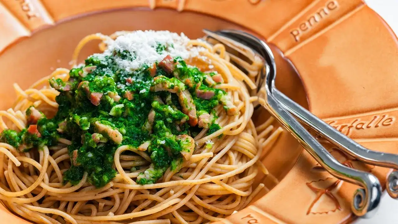 Plat de pâtes aux épinards frais et parmesan
