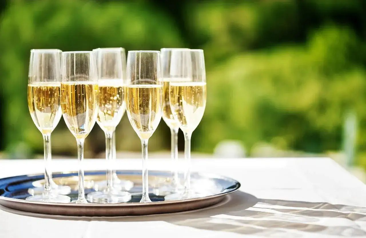 Six fl&ucirc;tes de champagne p&eacute;tillant sur un plateau argent&eacute;, pr&ecirc;tes pour le dessert. Quel champagne pour le dessert ?